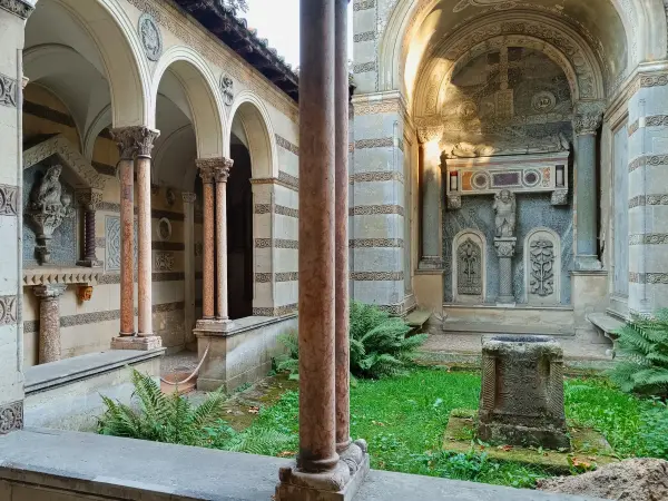 202609120-12 - Klosterhof im Schlossgarten Glienicke, Berlin, Deutschland