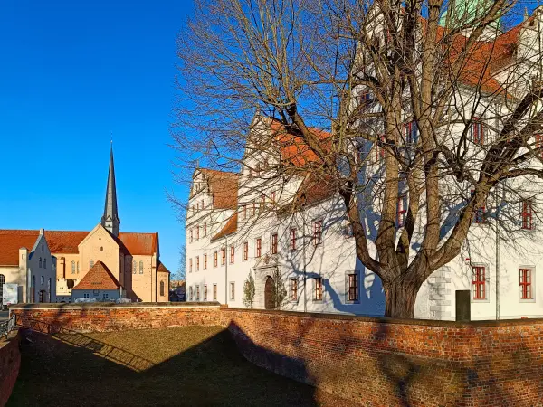 202512150-25 - Klosterkirche St. Marien Dobrilugk und Schloss Doberlug in Doberlug-Kirchhain, Elbe-Elster-Land, Brandenburg, Deutschland
