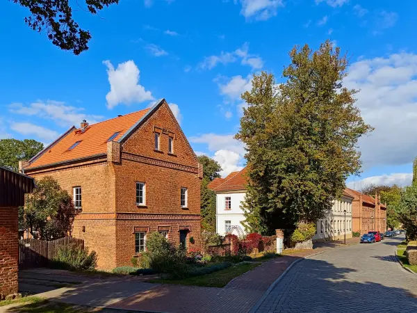 202509300-18 - Klosterviertel in der Inselstadt Malchow, Mecklenburgische Seenplatte, Mecklenburg-Vorpommern, Deutschland
