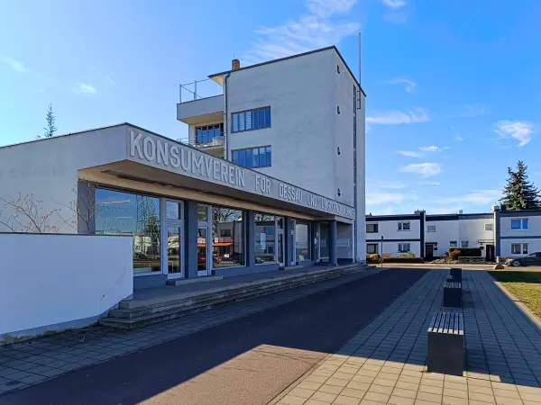 202603030-08 - Konsumgebäude in Dessau-Törten, Anhalt-Dessau-Wittenberg, Sachsen-Anhalt, Deutschland
