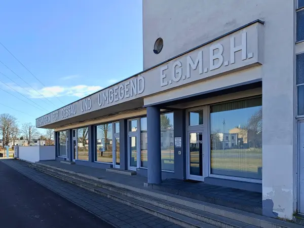 202603030-09 - Konsumgebäude in Dessau-Törten, Anhalt-Dessau-Wittenberg, Sachsen-Anhalt, Deutschland