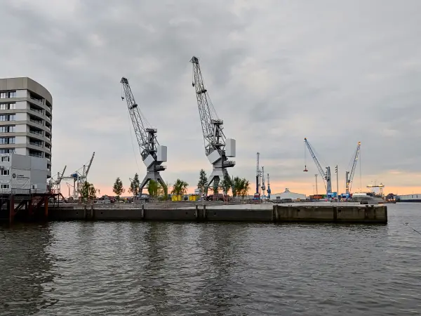 202308231-41 - Kräne in der HafenCity, Hamburg, Deutschland