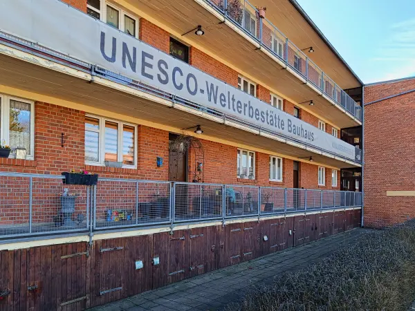 202603030-11 - Laubenganghaus in Dessau-Törten, Anhalt-Dessau-Wittenberg, Sachsen-Anhalt, Deutschland