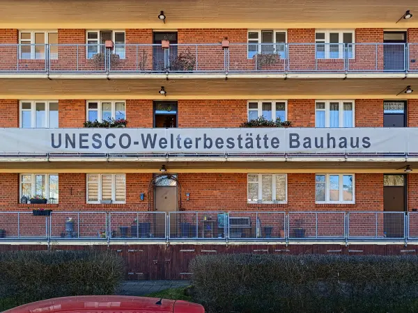 202603030-12 - Laubenganghaus in Dessau-Törten, Anhalt-Dessau-Wittenberg, Sachsen-Anhalt, Deutschland