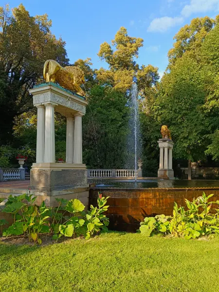 202609120-03 - Löwenfontäne im Schlossgarten Glienicke, Berlin, Deutschland