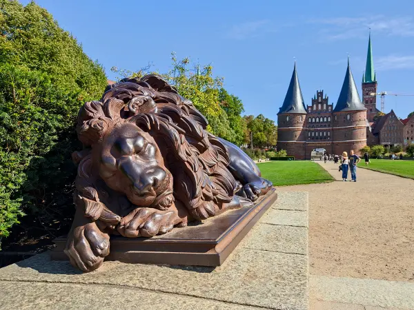 202309210-02 - Löwenskulptur vor dem Holstentor in Lübeck, Lübecker Bucht, Schleswig-Holstein, Deutschland