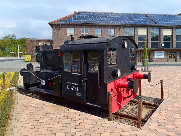 202404240-42 - Lokomotive am Bahnhof von Wolfen, Anhalt-Dessau-Wittenberg, Sachsen-Anhalt, Deutschland