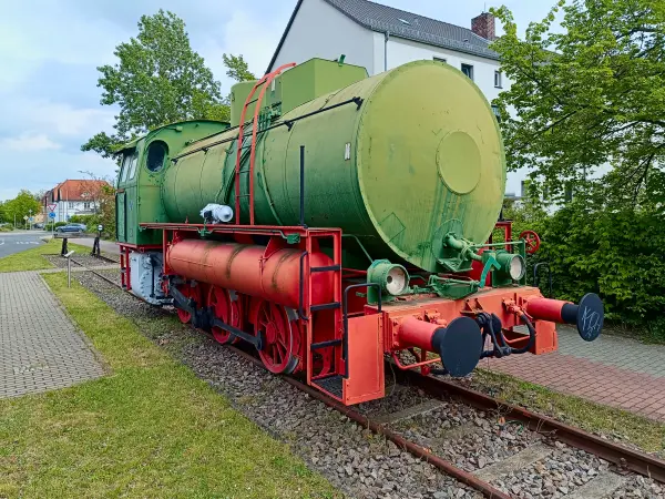 202404240-39 - Lokomotive der ehemaligen Filmbahn in Wolfen, Anhalt-Dessau-Wittenberg, Sachsen-Anhalt, Deutschland