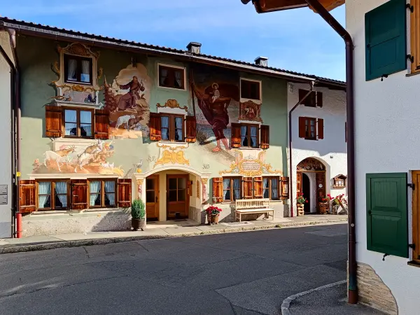 202409220-06 - Lüftlmalerei in Mittenwald, Oberbayern, Bayern, Deutschland