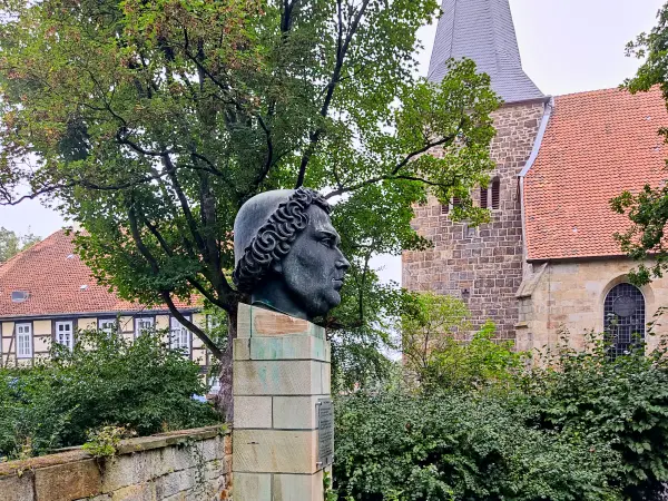202308180-03 - Luther-Büste vor dem Kloster Wennigsen, Weserbergland, Niedersachsen, Deutschland