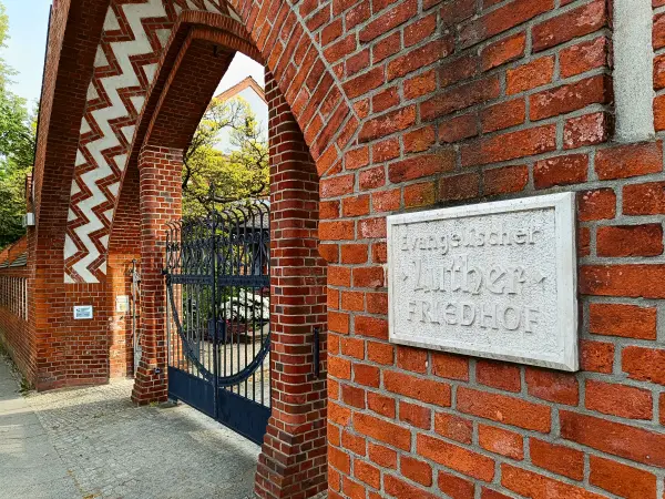 202505140-13 - Luther-Friedhof in Marienfelde, Berlin, Deutschland