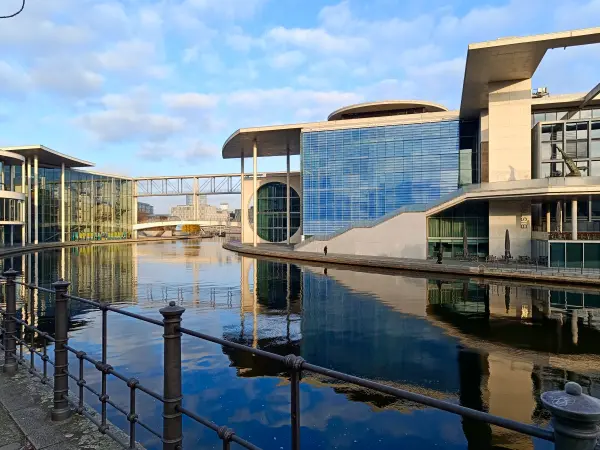202511220-02 - Marie-Elisabeth-Lüders-Haus an der Spree in Mitte, Berlin, Deutschland