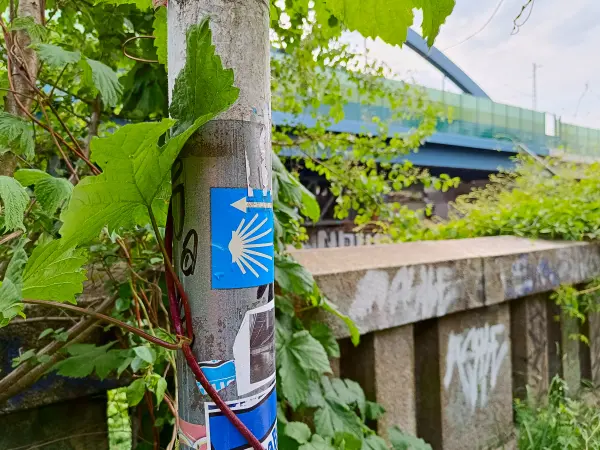 202505140-02 - Markierung des Jakobsweges in Mariendorf, Berlin, Deutschland