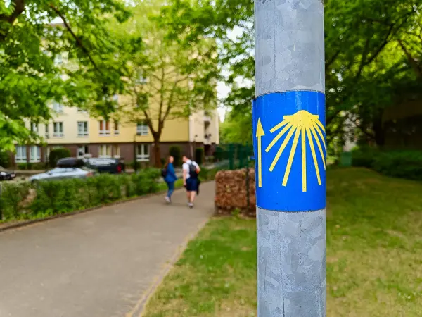 202505140-18 - Markierung des Jakobsweges in Marienfelde, Berlin, Deutschland