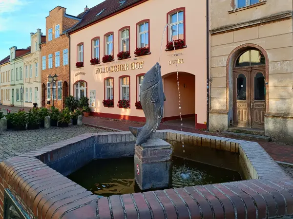 202510130-02 - Markt in Krakow am See, Mecklenburgische Seenplatte, Mecklenburg-Vorpommern, Deutschland