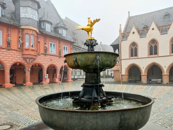 202308170-42 - Marktbrunnen, Hotel Kaiserworth und Rathaus in Goslar, Harz, Niedersachsen, Deutschland