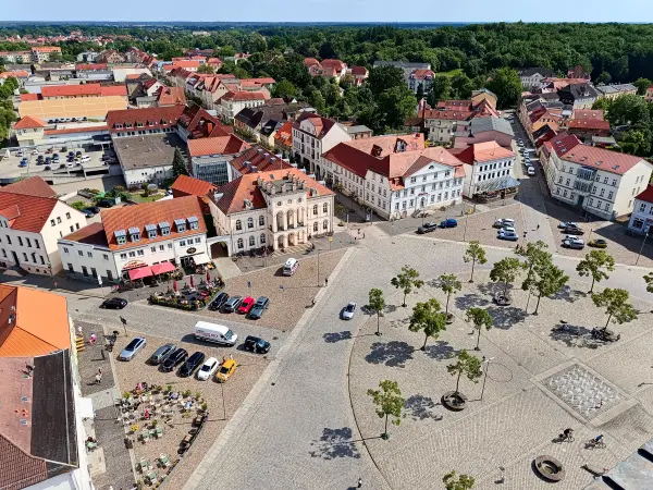 202506030-06 - Marktplatz in Neustrelitz, Mecklenburgische Seenplatte, Mecklenburg-Vorpommern, Deutschland