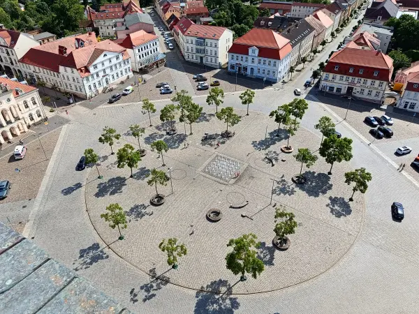 202506030-07 - Marktplatz in Neustrelitz, Mecklenburgische Seenplatte, Mecklenburg-Vorpommern, Deutschland