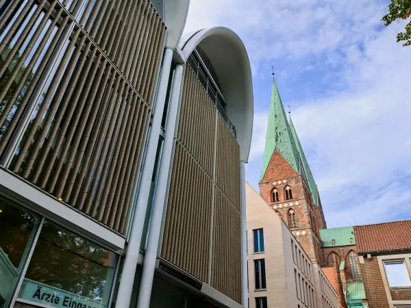 202309210-36 - Moderne Häuser und St.-Marien-Kirche in Lübeck, Lübecker Bucht, Schleswig-Holstein, Deutschland