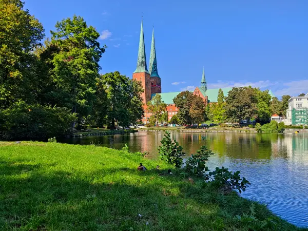 202309210-12 - Mühlenteich und Dom in Lübeck, Lübecker Bucht, Schleswig-Holstein, Deutschland