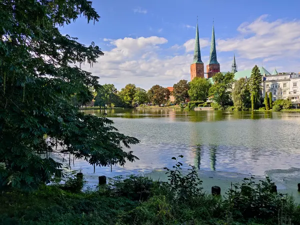 202309210-13 - Mühlenteich und Dom in Lübeck, Lübecker Bucht, Schleswig-Holstein, Deutschland