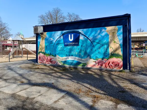 202603070-23 - Mural am U-Bahnhof Breitenbachplatz, Berlin, Deutschland