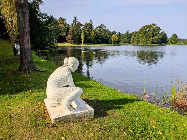 202310110-07 - Muschelsucherin im Wörlitzer Park bei Wörlitz, Anhalt-Dessau-Wittenberg, Sachen-Anhalt, Deutschland
