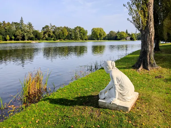 202310110-08 - Muschelsucherin im Wörlitzer Park bei Wörlitz, Anhalt-Dessau-Wittenberg, Sachen-Anhalt, Deutschland