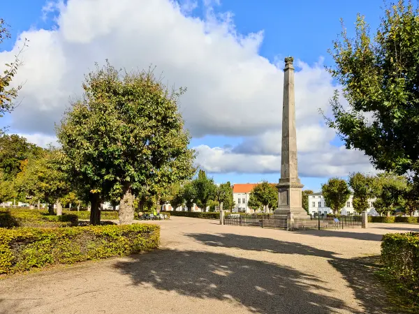 202310160-07 - Obelisk auf dem Circus in Putbus, Rügen, Mecklenburg-Vorpommern, Deutschland