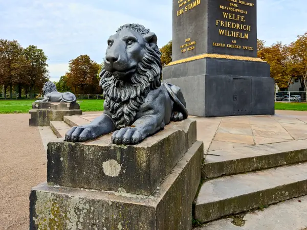 202210040-01 - Obelisk auf dem Löwenwall in Braunschweig, Niedersachsen, Deutschland