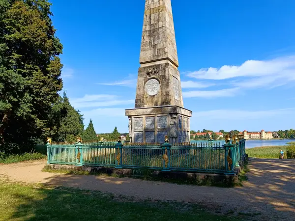 202508110-19 - Obelisk im Schlosspark Rheinsberg, Ruppiner Seenland, Brandenburg, Deutschland