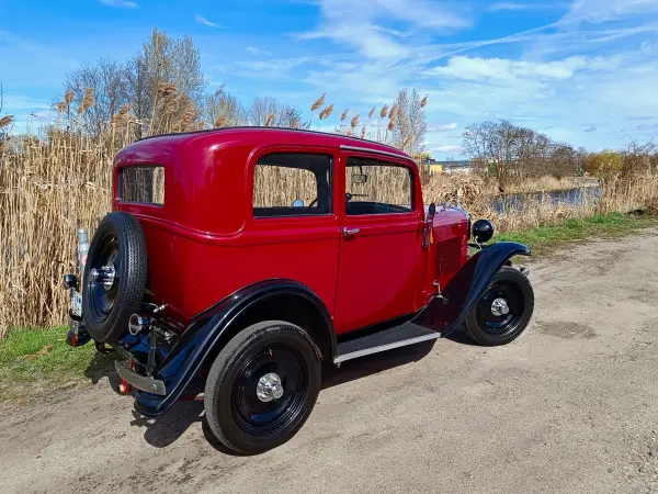 202604040-25 - Oldtimer am Teltowkanal in Treptow, Berlin, Deutschland