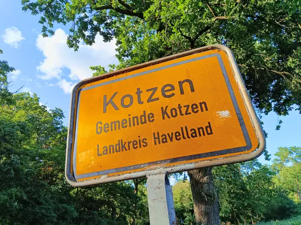 202607210-22 - Ortsschild in Kotzen, Havelland, Brandenburg, Deutschland