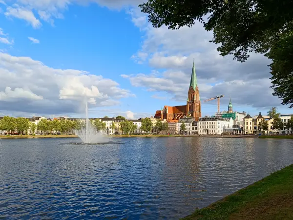 202507030-64 - Pfaffenteich und Schweriner Dom in Schwerin, Mecklenburgische Seenplatte, Mecklenburg-Vorpommern, Deutschland