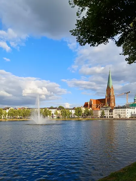 202507030-65 - Pfaffenteich und Schweriner Dom in Schwerin, Mecklenburgische Seenplatte, Mecklenburg-Vorpommern, Deutschland