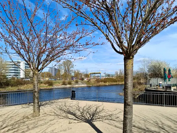 202604040-24 - Platz am Teltowkanal in Treptow, Berlin, Deutschland