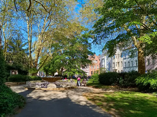 202604231-06 - Platz im Gründerzeitviertel in Neuss, Niederrhein, Nordrhein-Westfalen, Deutschland