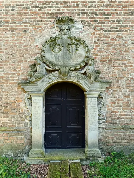 202505030-19 - Portal an der Dorfkirche Markau, Havelland, Brandenburg, Deutschland