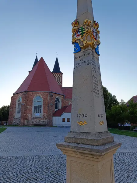 202608080-19 - Postmeilensäule und Stadtkirche St. Sebastian in Baruth, Fläming, Brandenburg, Deutschland