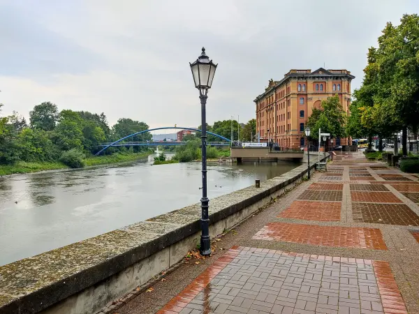 202308151-12 - Promenade an der Weser bei Hameln, Weserbergland, Niedersachsen, Deutschland