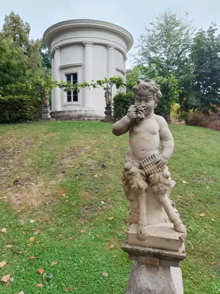 202609050-21 - Putto und Apollo-Tempel im Tempelgarten Neuruppin, Ruppiner Seenland, Brandenburg, Deutschland