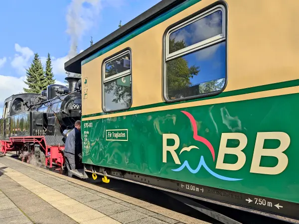 202310160-02 - »Rasender Roland« im Bahnhof von Putbus, Rügen, Mecklenburg-Vorpommern, Deutschland