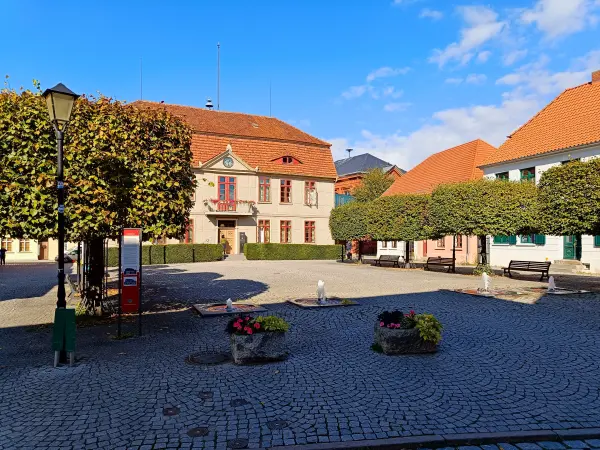 202509300-09 - Rathaus in der Inselstadt Malchow, Mecklenburgische Seenplatte, Mecklenburg-Vorpommern, Deutschland