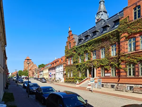 202605230-38 - Rathaus und Markt in Plau am See, Mecklenburgische Seenplatte, Mecklenburg-Vorpommern, Deutschland