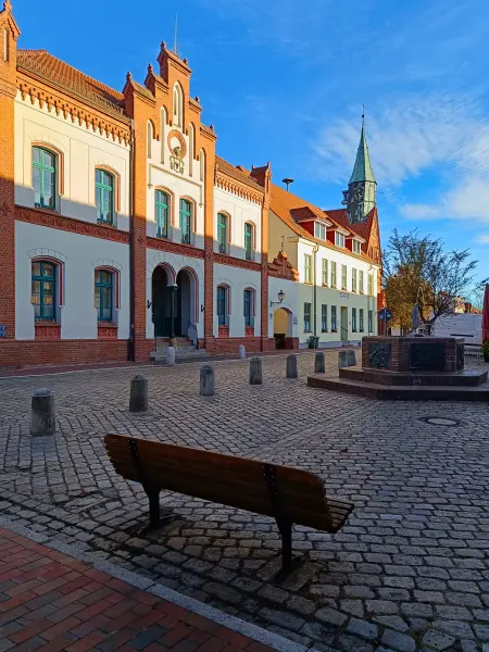 202510130-01 - Rathaus und Stadtkirche in Krakow am See, Mecklenburgische Seenplatte, Mecklenburg-Vorpommern, Deutschland
