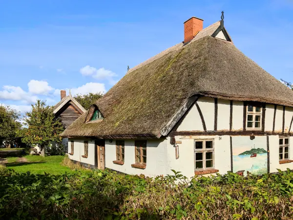 202310160-28 - Reetgedecktes Haus in Neuendorf, Rügen, Mecklenburg-Vorpommern, Deutschland
