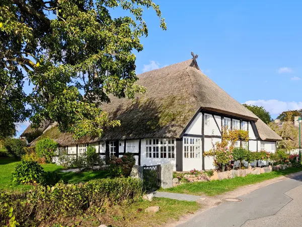 202310160-33 - Reetgedecktes Haus in Neuendorf, Rügen, Mecklenburg-Vorpommern, Deutschland