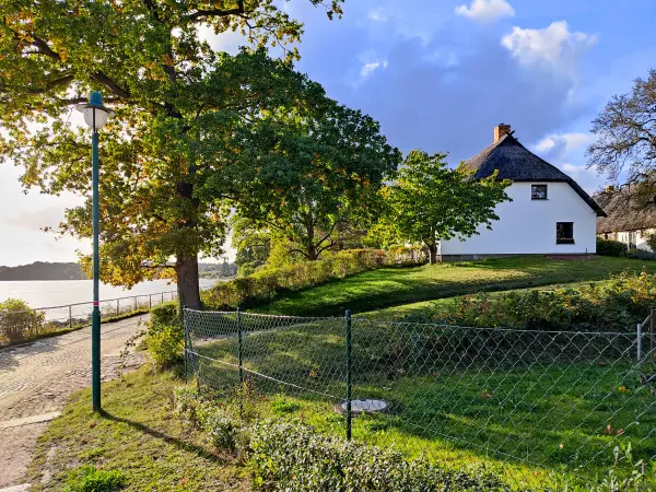 202310160-35 - Reetgedecktes Haus in Neuendorf, Rügen, Mecklenburg-Vorpommern, Deutschland
