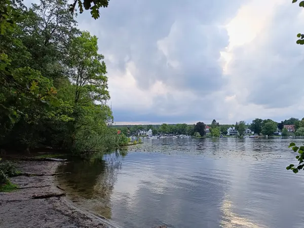 202507150-29 - Regenwolken über dem Pohlesee, Berlin, Deutschland