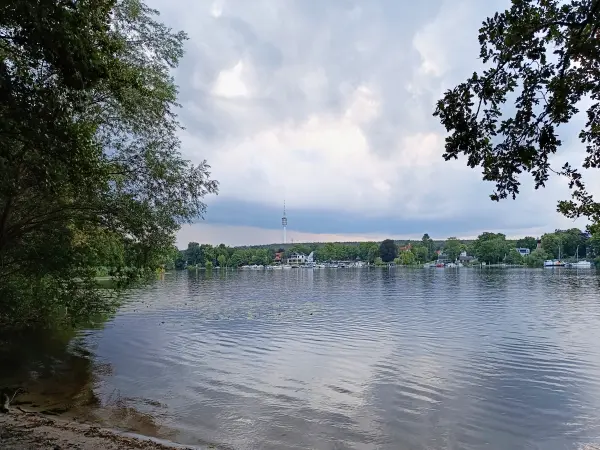 202507150-30 - Regenwolken über dem Pohlesee, Berlin, Deutschland